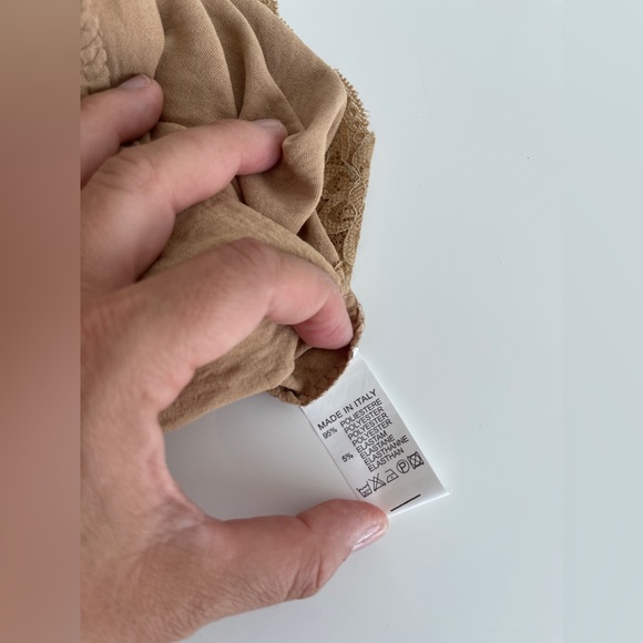 sleeveless blouse color sand with lace at collar and shoulder - Picture 6 of 7